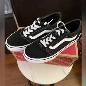 Unisex Vans Ward Black sneaker. Size 4 youth. EUC -- Worn a few times.